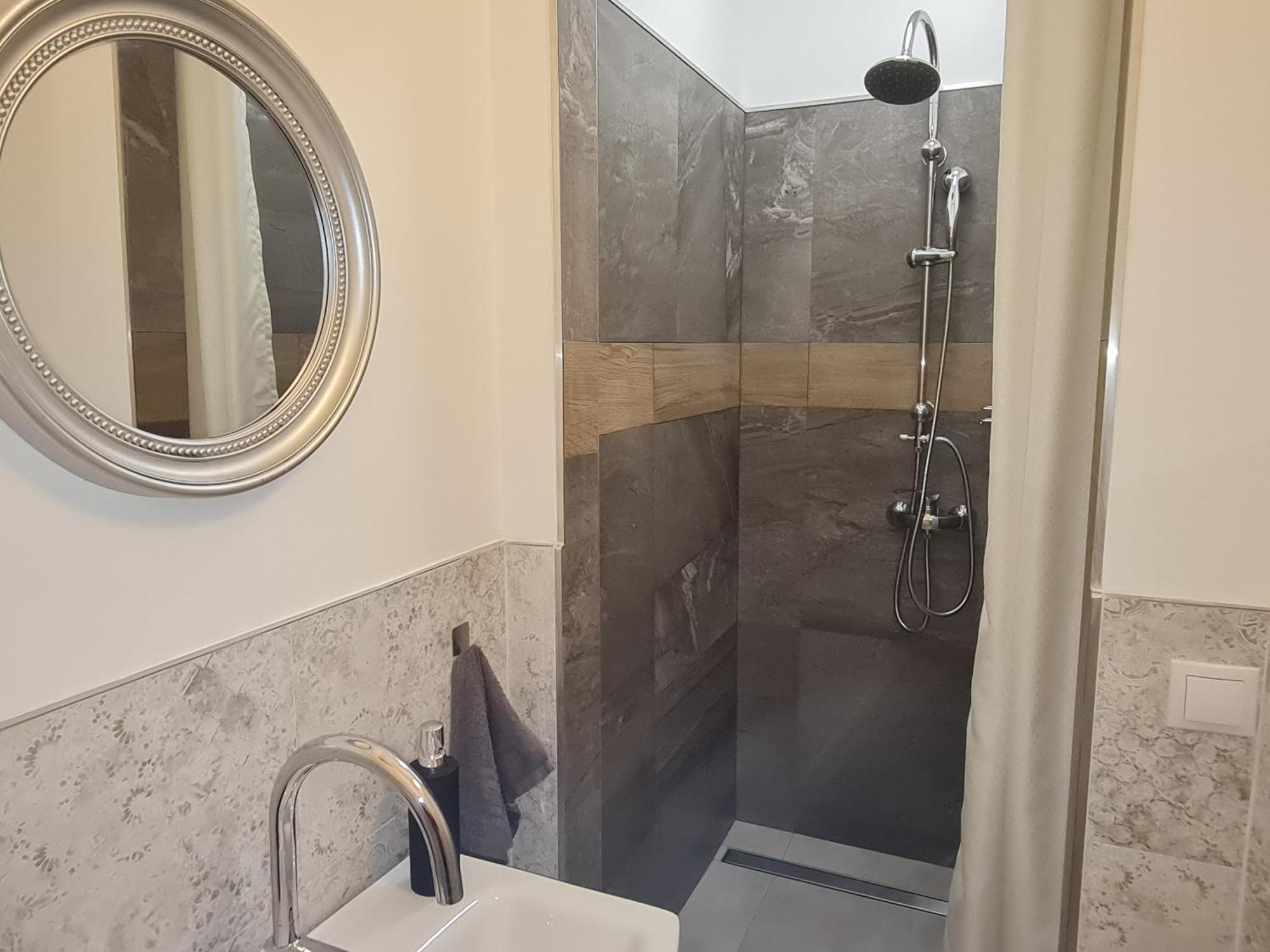 Kossuth Apartmanhaz * Tata